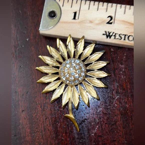 Trifari Sunflower Brooch With Center Rhinestones Gold Tone Signed Luxury Elegant